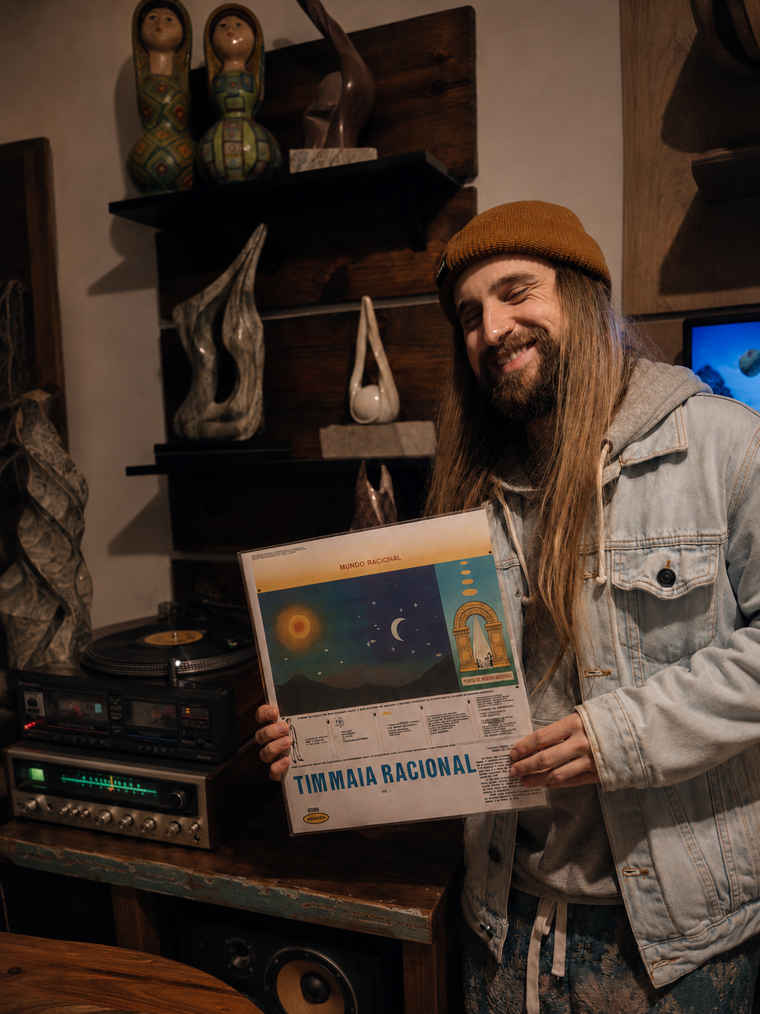 Vitor Bonatto com um disco de Tim Maia Racional ao lado de um toca-discos